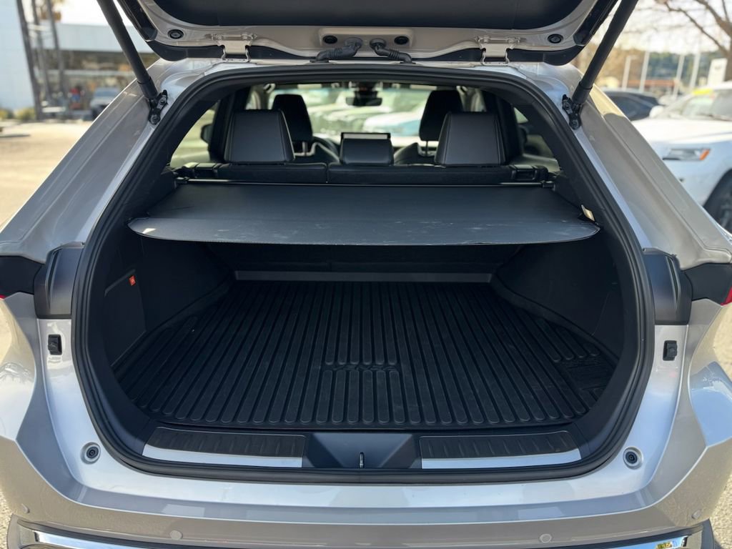 Used 2024 Toyota Venza XLE image 17