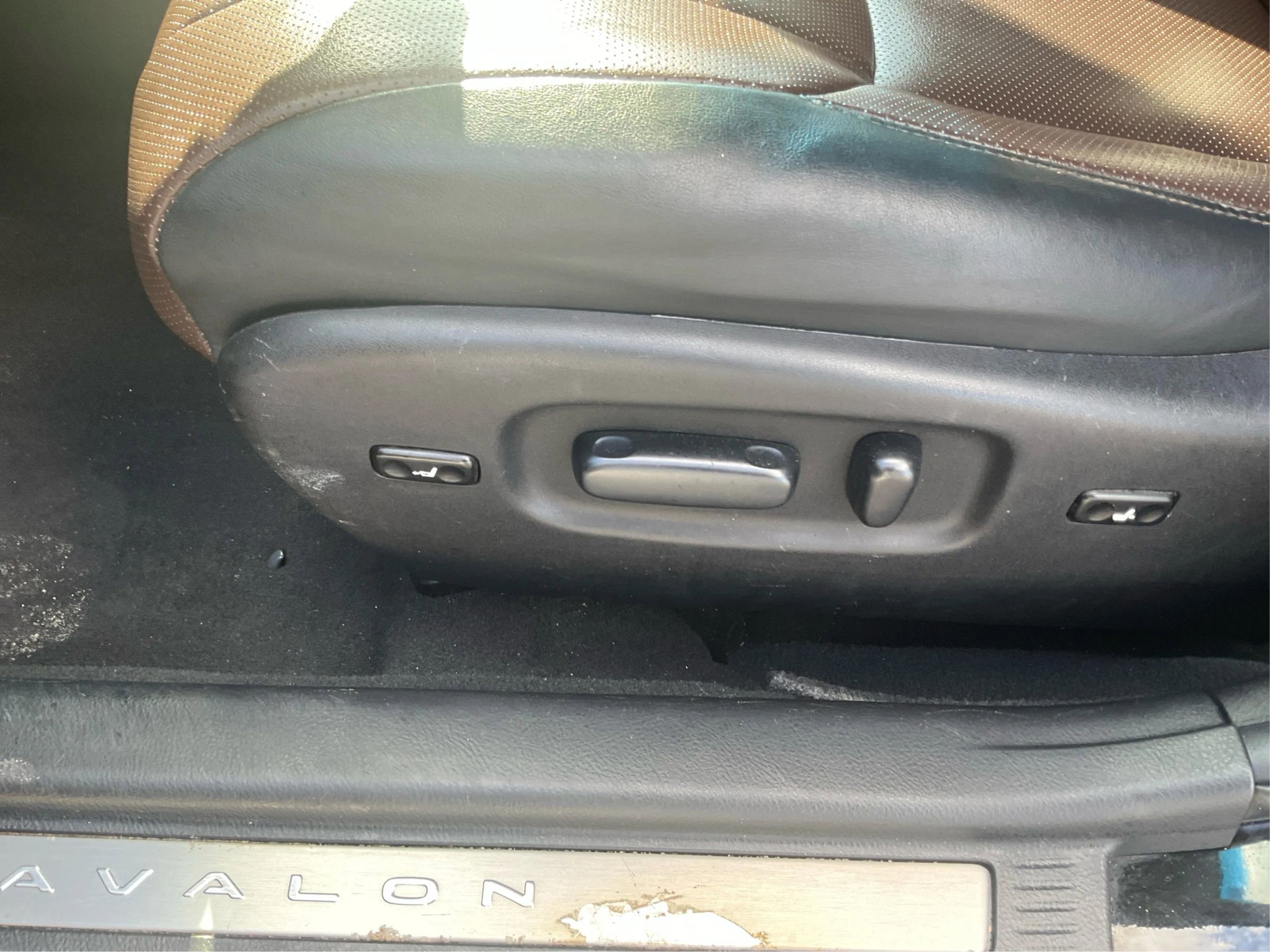 Used 2012 Toyota Avalon Limited image 17