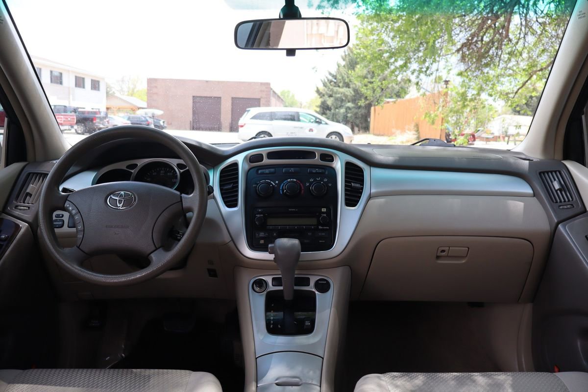 Used 2005 Toyota Highlander 2WD V6 w/ 3rd Row image 16