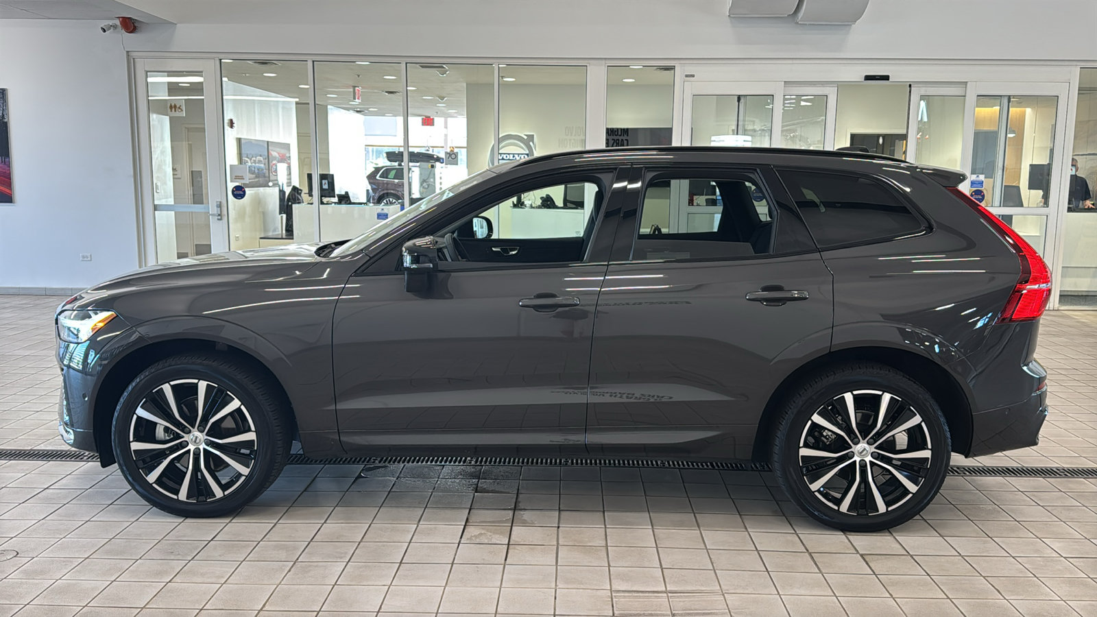 Used 2024 Volvo XC60 B5 Plus w/ Protection Package Premier AWD/4WD image 8