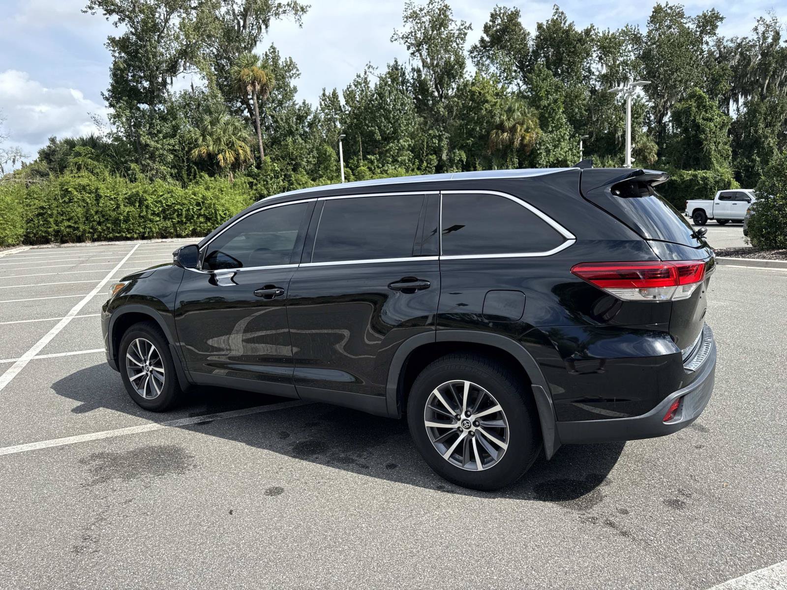 Used 2019 Toyota Highlander XLE AWD/4WD image 5