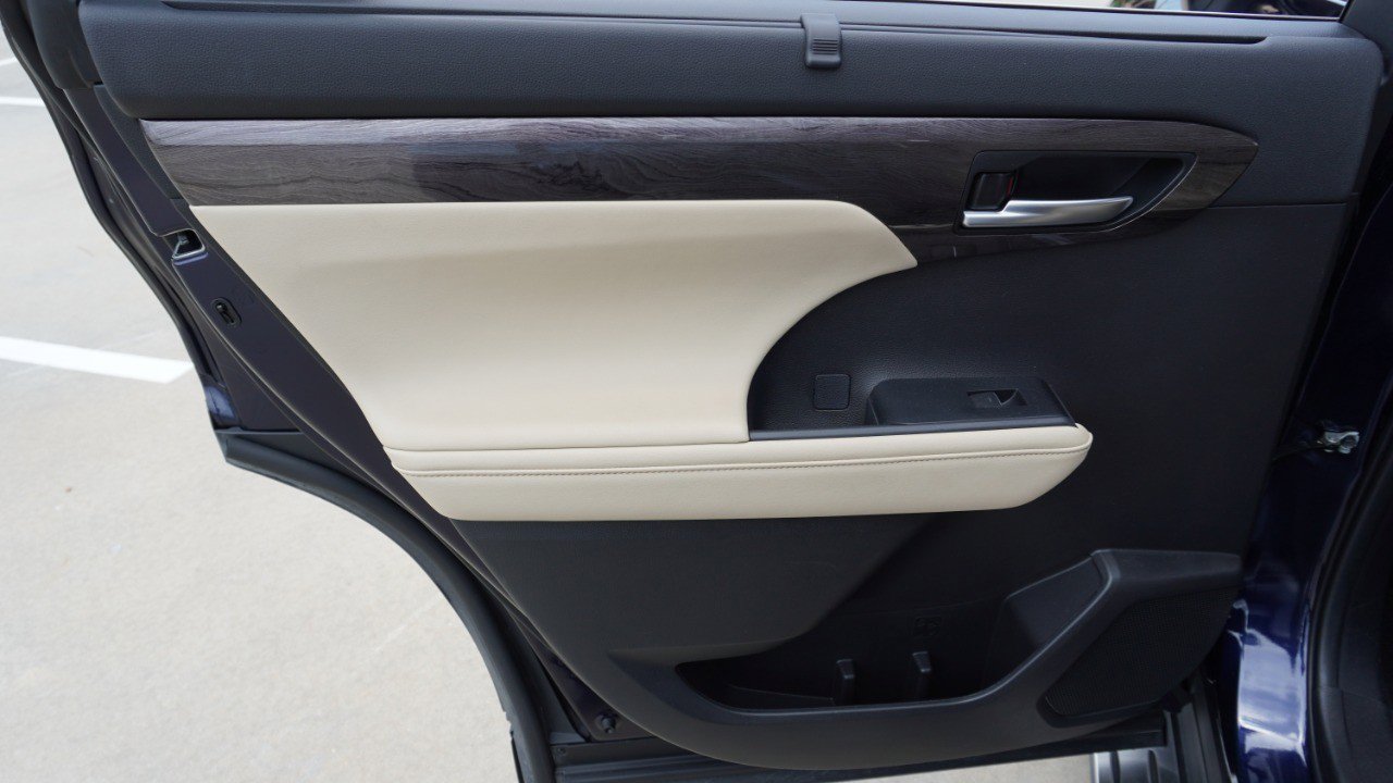 Used 2024 Toyota Highlander Platinum FWD image 34