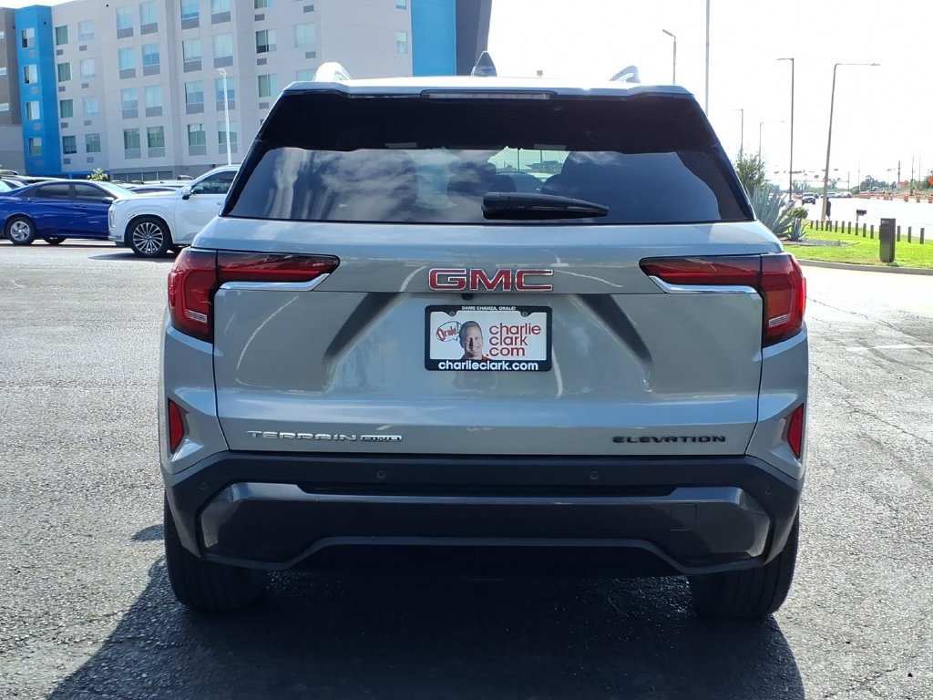 Used 2025 GMC Terrain Elevation w/ Elevation Premium Package AWD/4WD image 4