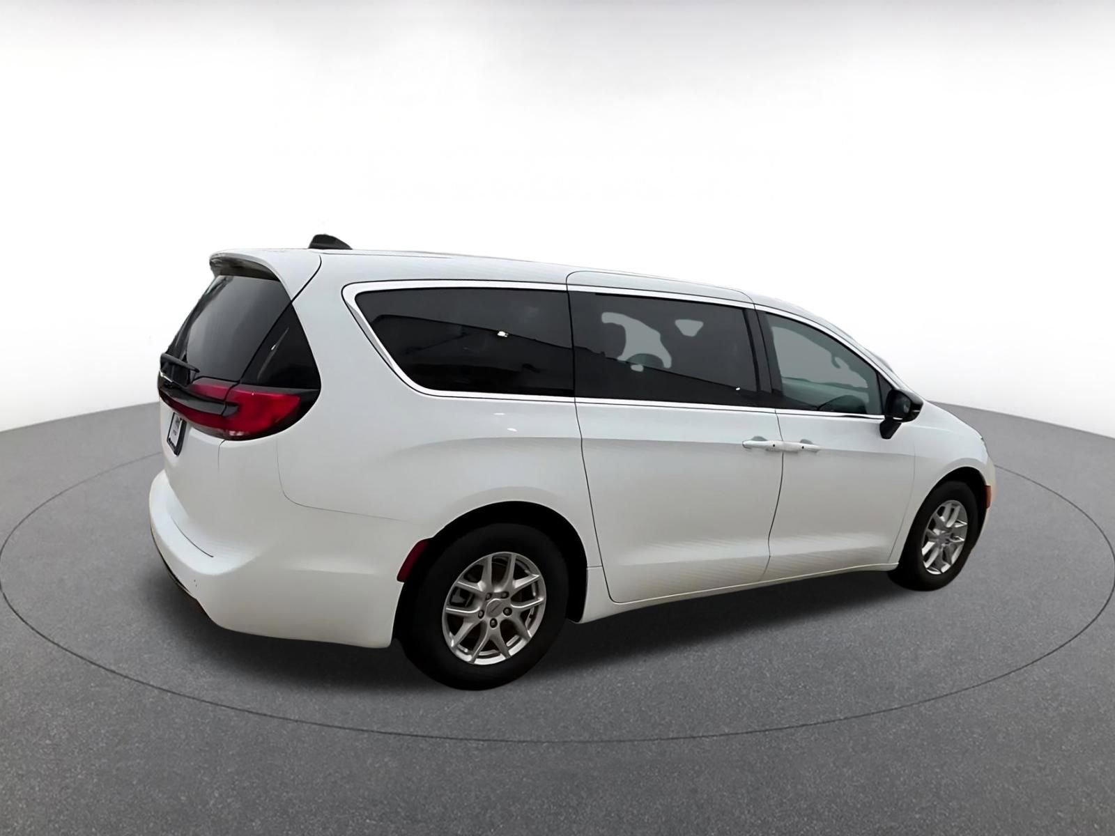 Used 2025 Chrysler Pacifica Select image 15