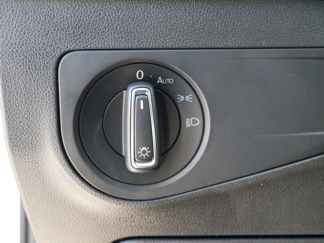 Used 2022 Volkswagen Tiguan SE w/ Panoramic Sunroof Package image 18