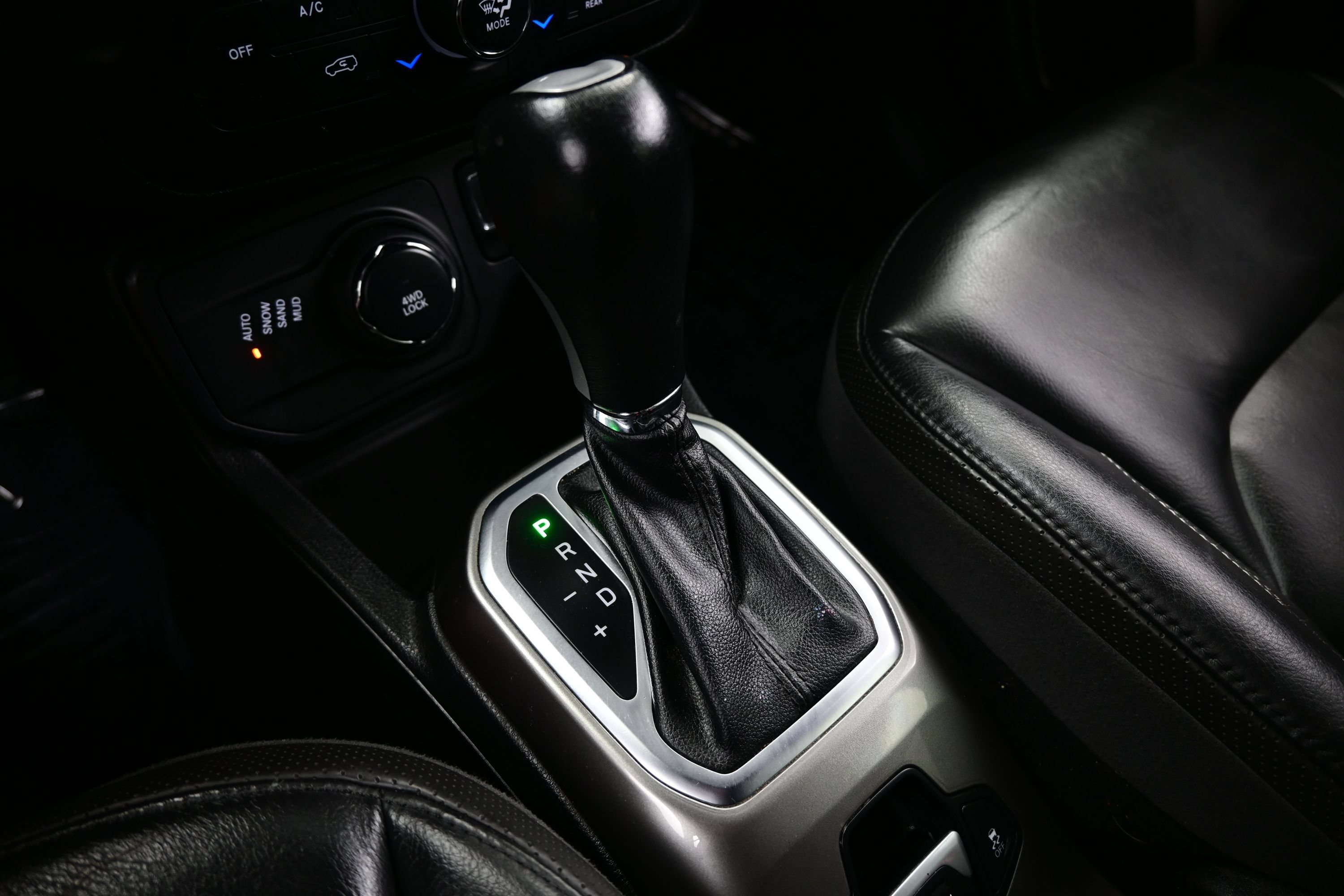 Used 2019 Jeep Renegade Limited w/ UConnect 8.4 Nav Group AWD/4WD image 22