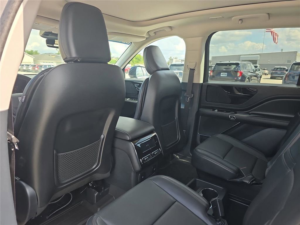 Used 2025 Lincoln Aviator 2WD image 10