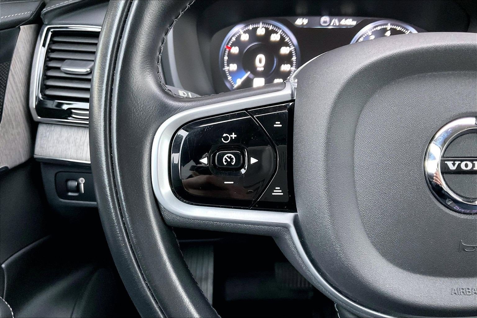 Used 2022 Volvo XC90 T6 Inscription w/ Climate Package image 11