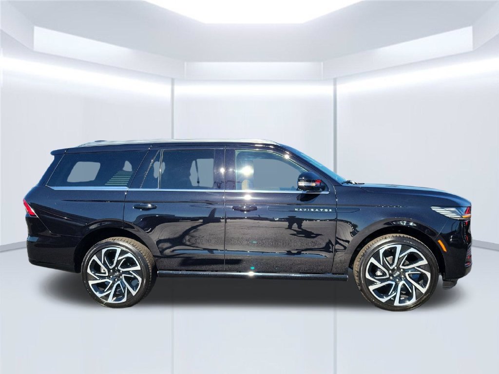 Certified 2026 Lincoln Navigator Black Label AWD/4WD image 3