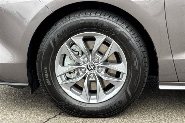 Certified 2022 Toyota Sienna XLE w/ XLE Plus Package FWD image 33