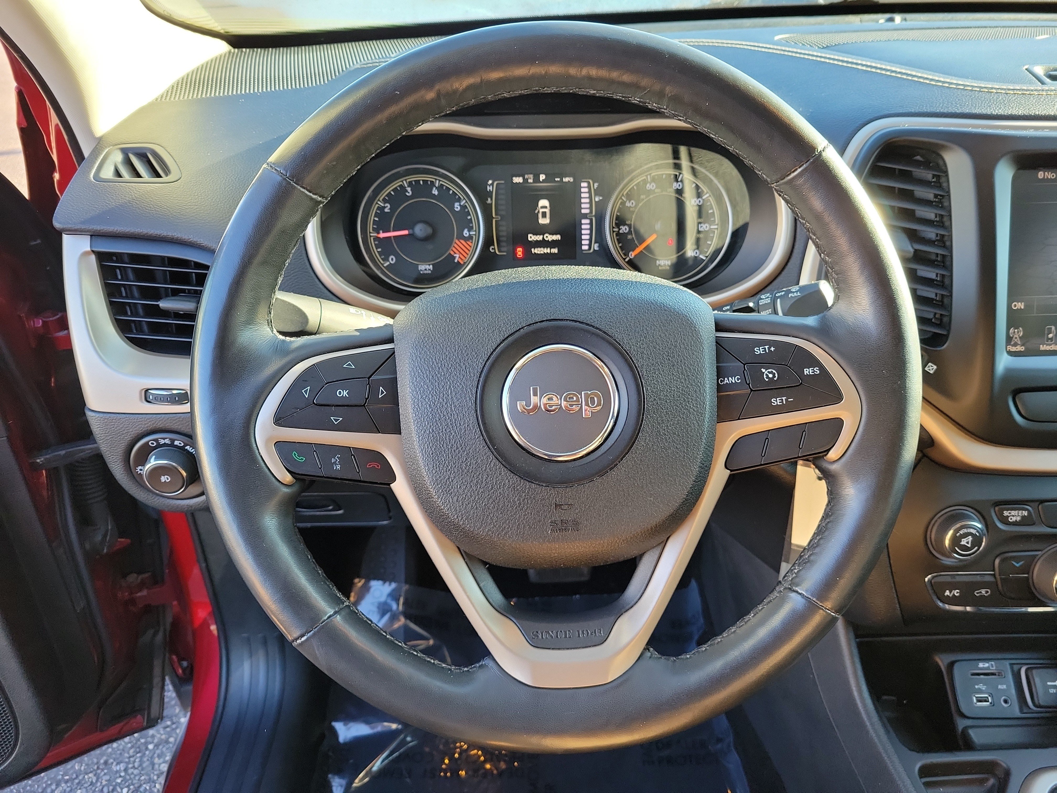 Used 2015 Jeep Cherokee Latitude w/ Cold Weather Group FWD image 22