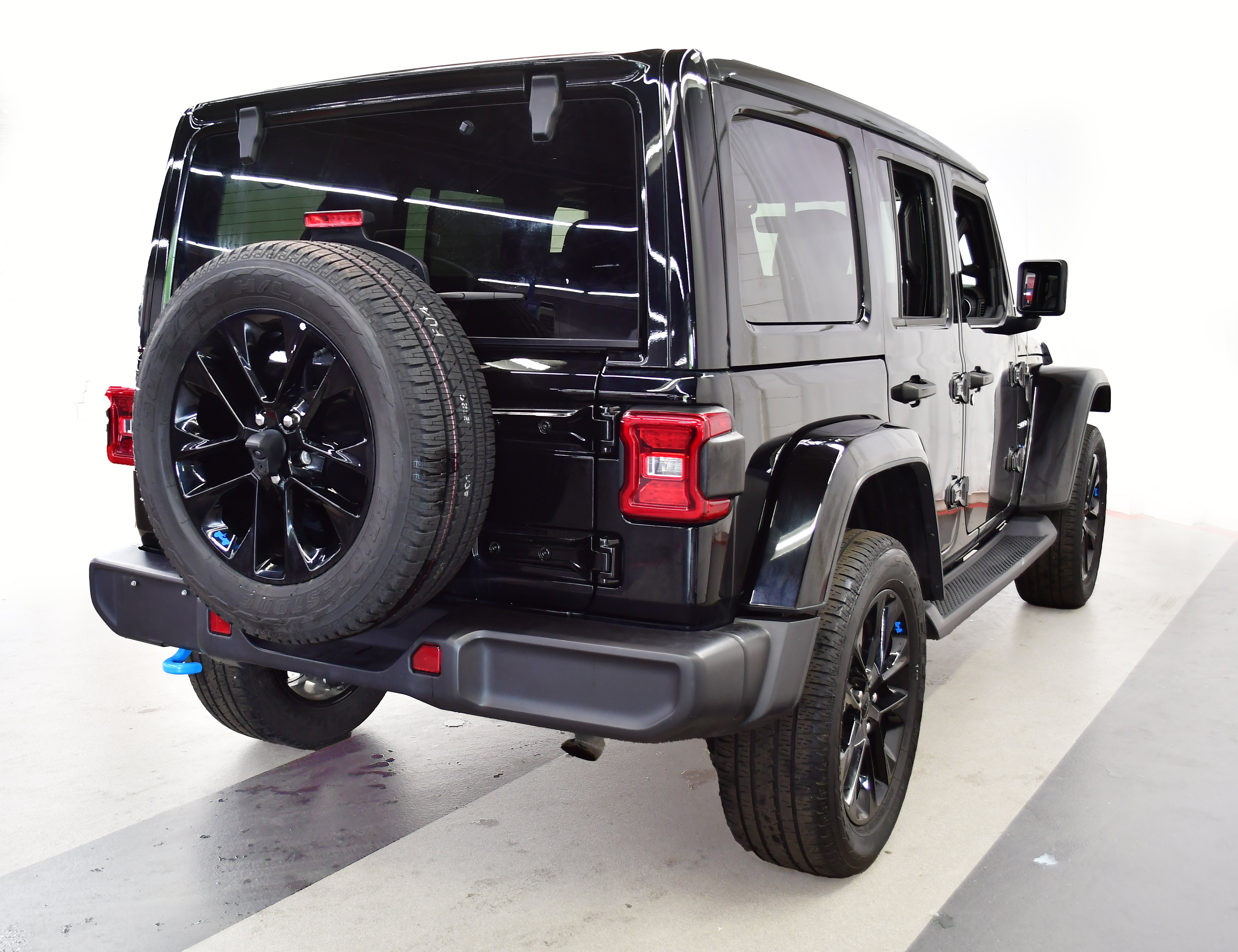 Used 2023 Jeep Wrangler Unlimited Sahara w/ Cold Weather Group AWD/4WD image 7