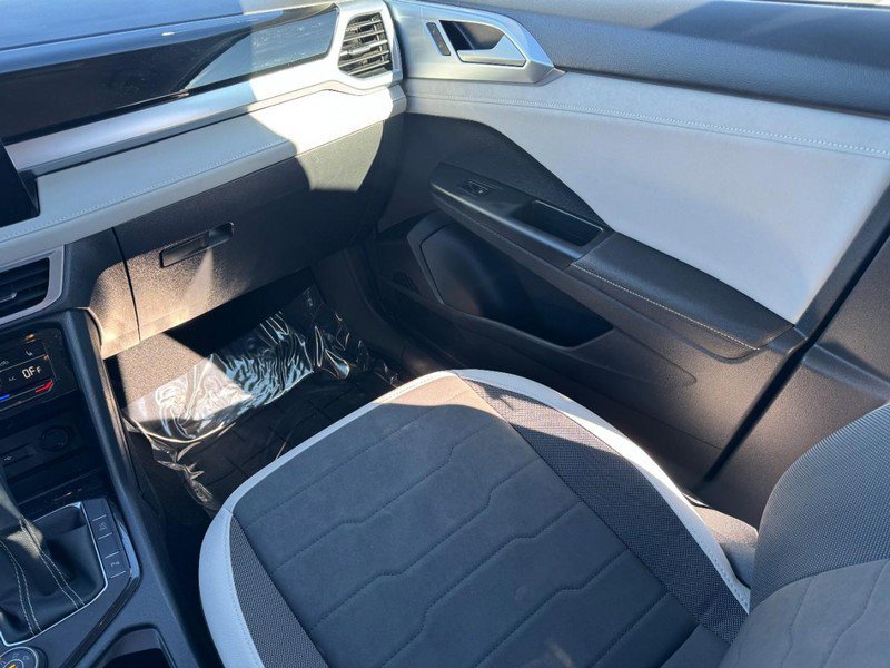 Used 2025 Volkswagen Taos SE image 15