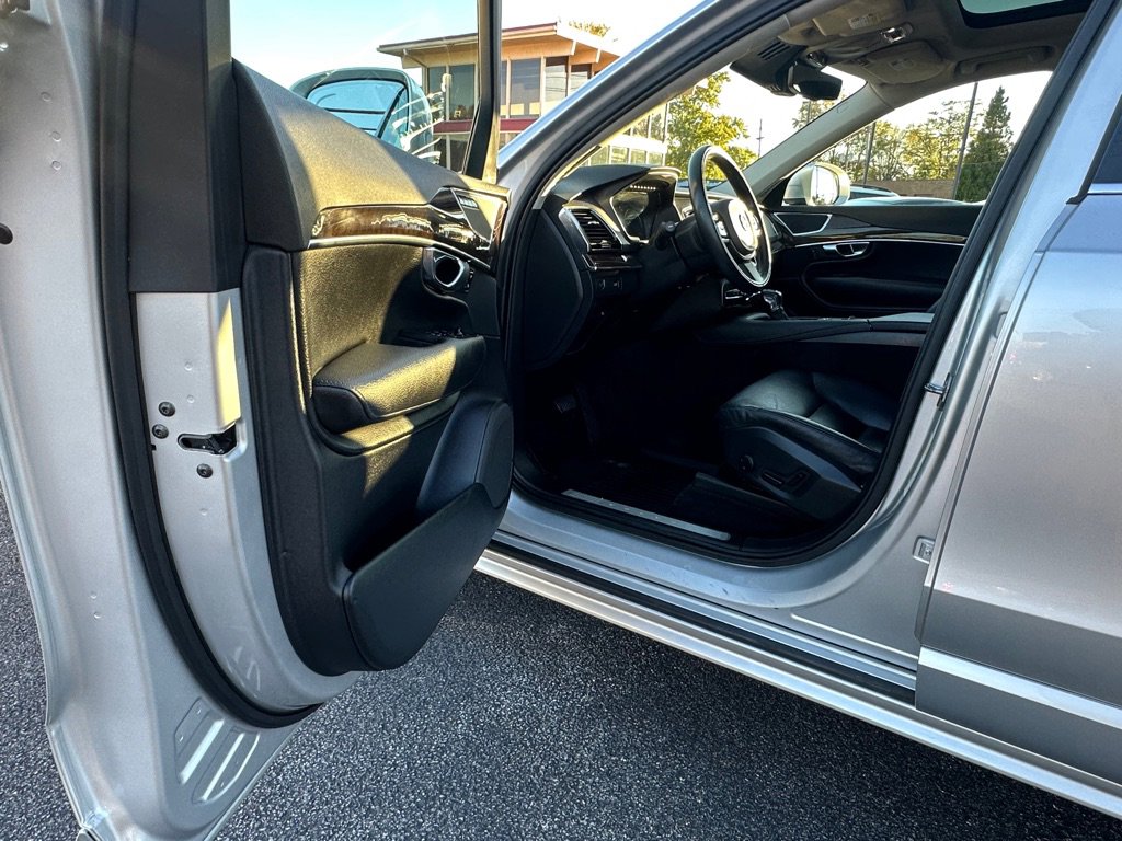 Used 2016 Volvo XC90 T6 Momentum w/ Momentum Plus Package image 18