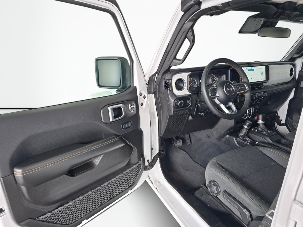 Used 2025 Jeep Wrangler Unlimited Sahara AWD/4WD image 30