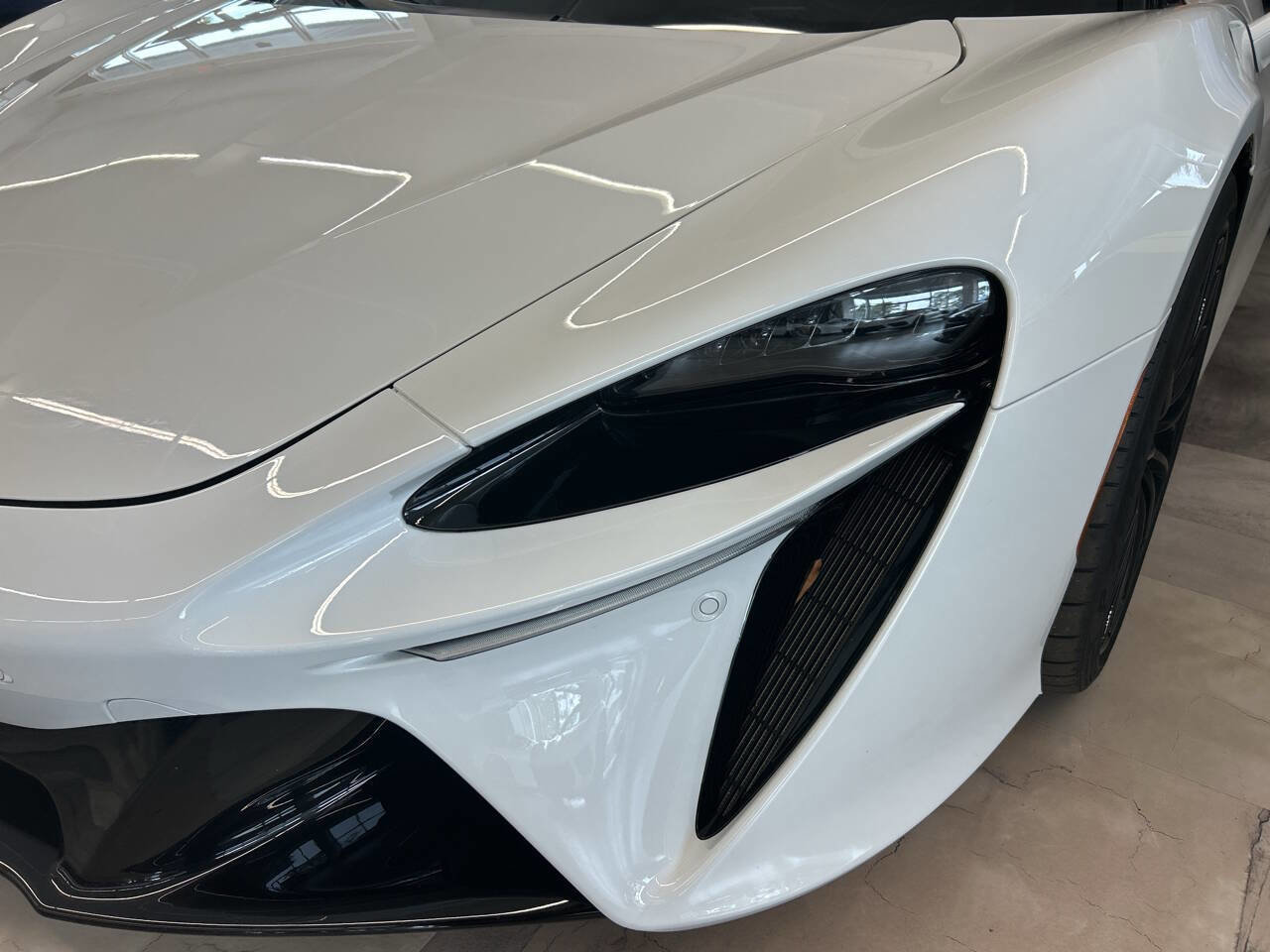Used 2025 McLaren Artura Spider image 18
