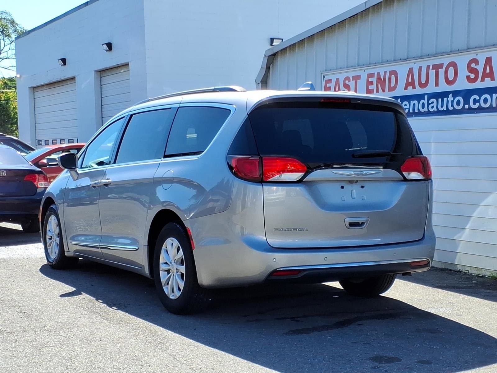 Used 2017 Chrysler Pacifica Touring-L FWD image 3