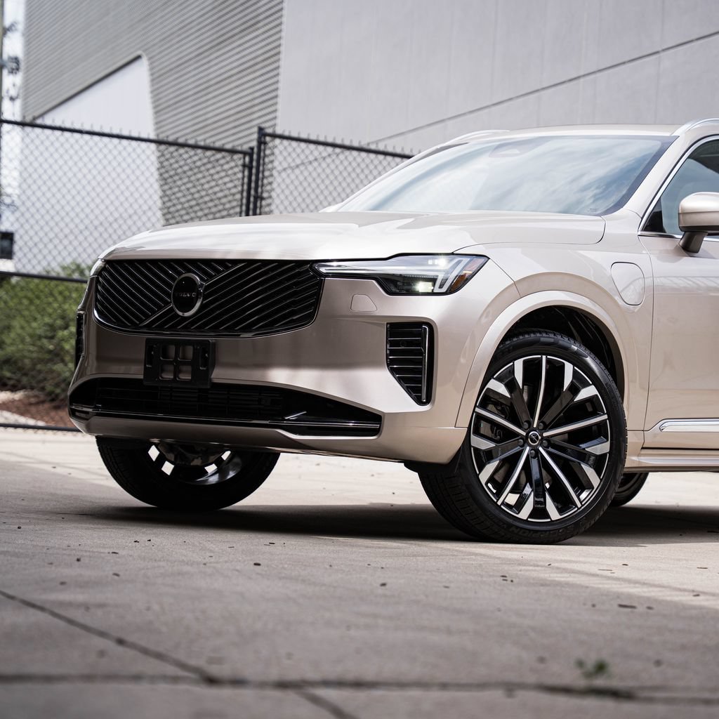 New 2026 Volvo XC90 T8 Core AWD/4WD image 2