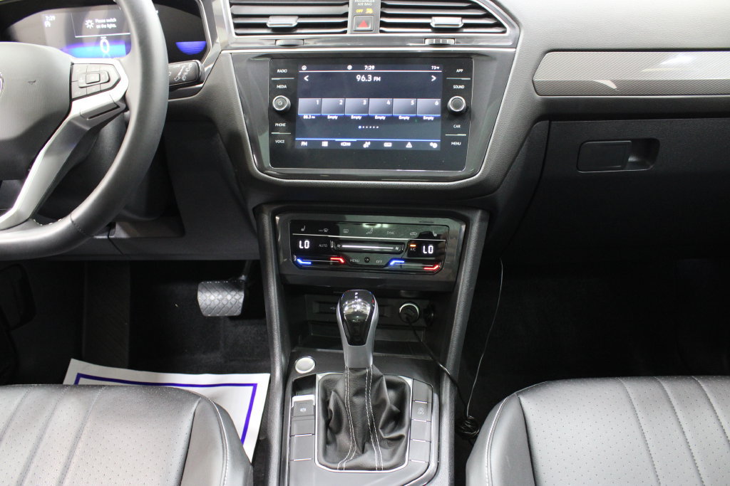 Used 2024 Volkswagen Tiguan SE w/ Panoramic Sunroof Package FWD image 21