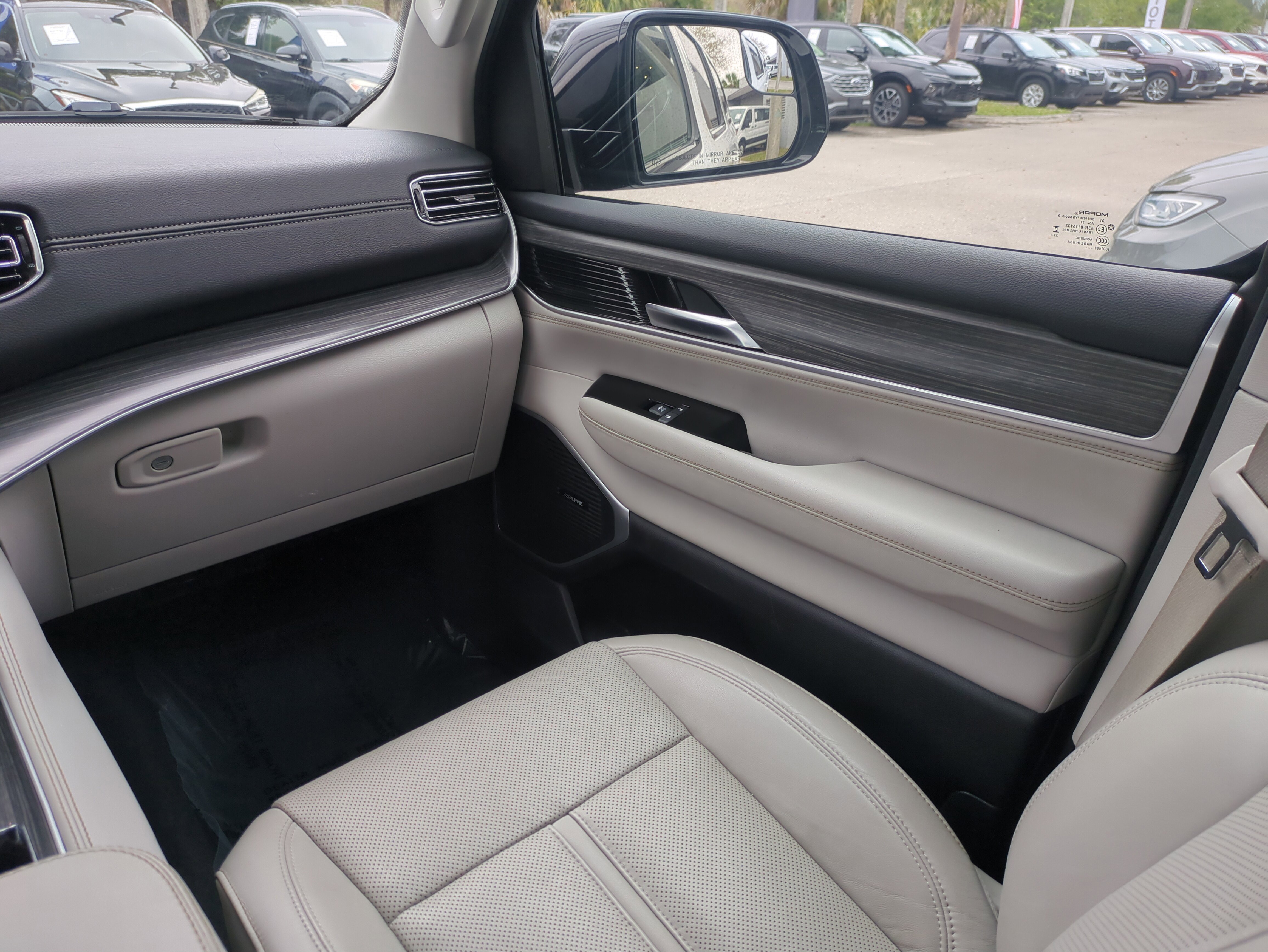 Certified 2024 Jeep Wagoneer L Series III w/ Flexible Seating Group image 18