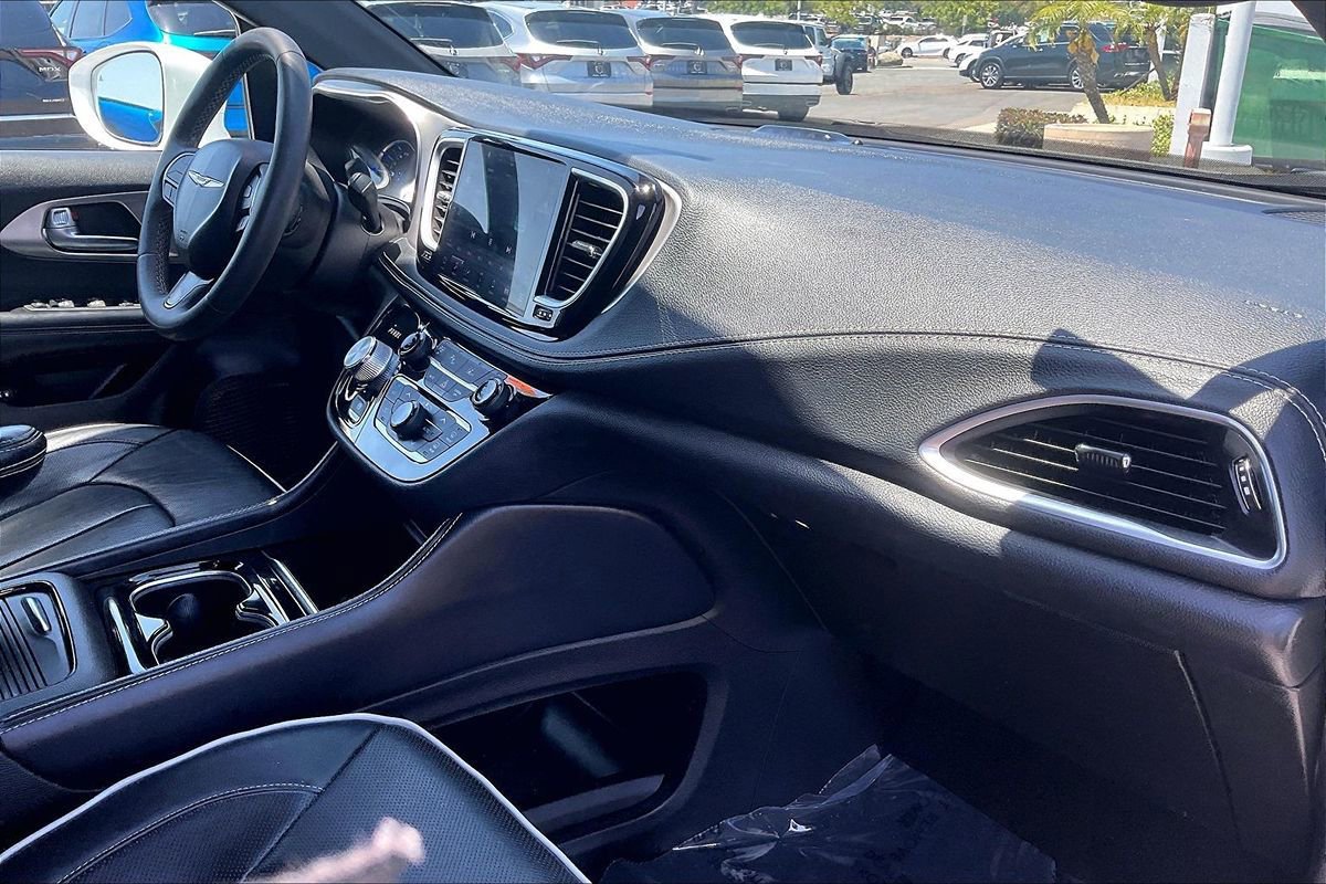 Used 2022 Chrysler Pacifica Limited w/ Uconnect Theater Family Group FWD image 11