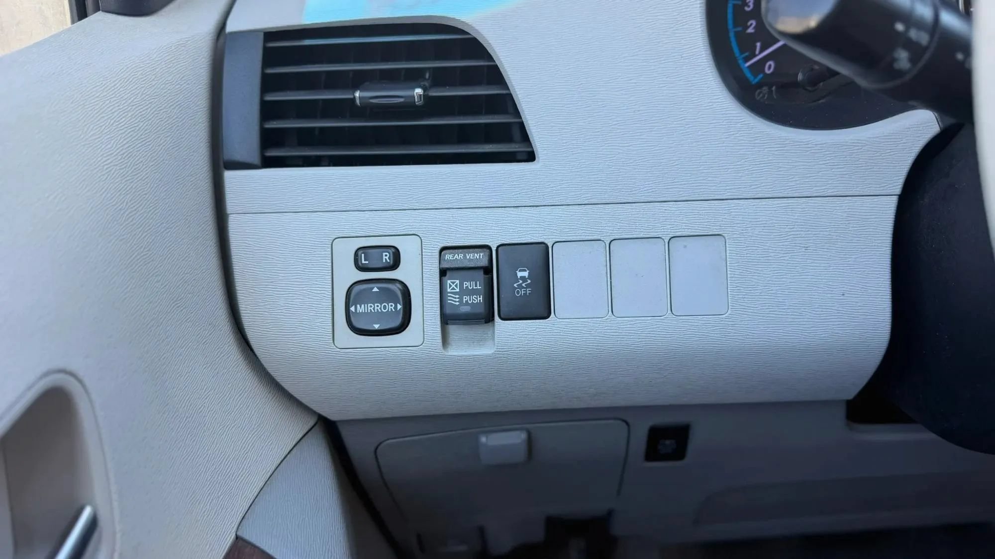 Used 2013 Toyota Sienna XLE FWD image 24