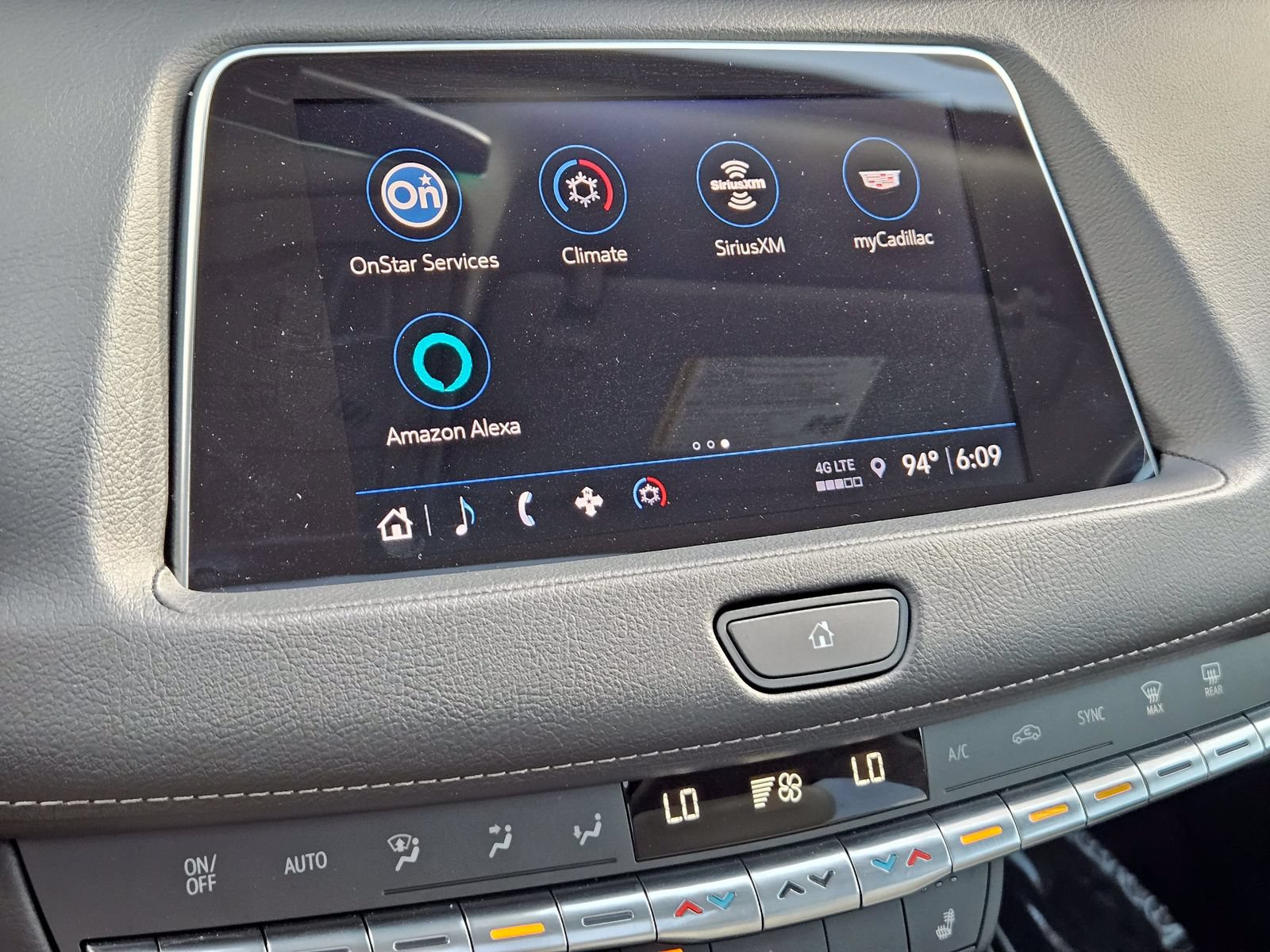 Certified 2023 Cadillac XT4 Luxury w/ Cold Weather Package FWD image 18
