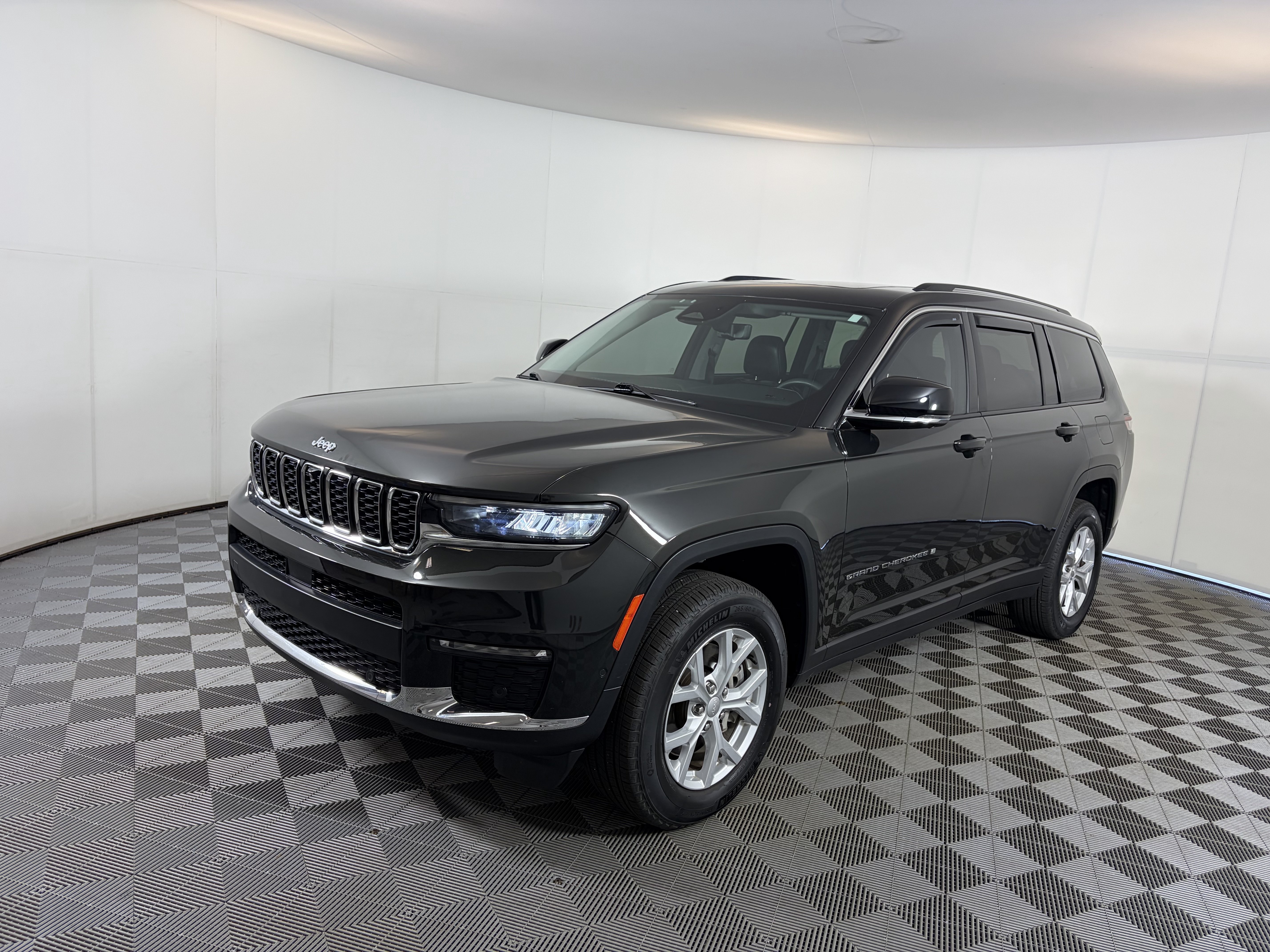 Used 2023 Jeep Grand Cherokee L Limited w/ Luxury Tech Group II AWD/4WD image 2