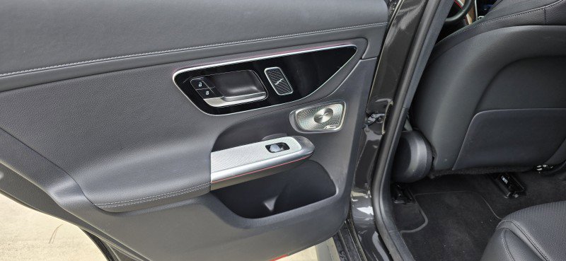 Used 2025 Mercedes-Benz GLC 300 4MATIC image 17