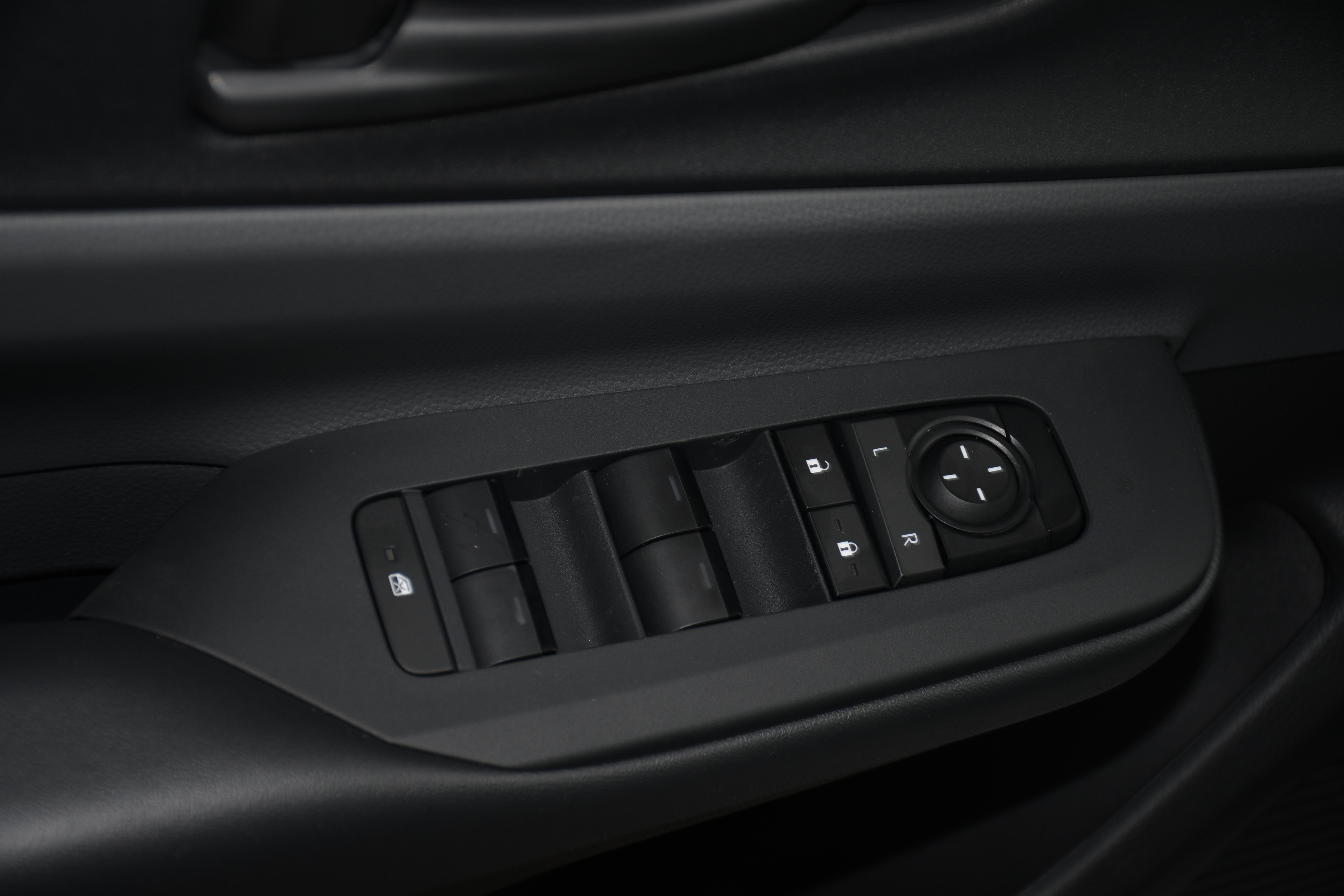 New 2026 Toyota Prius LE FWD image 6
