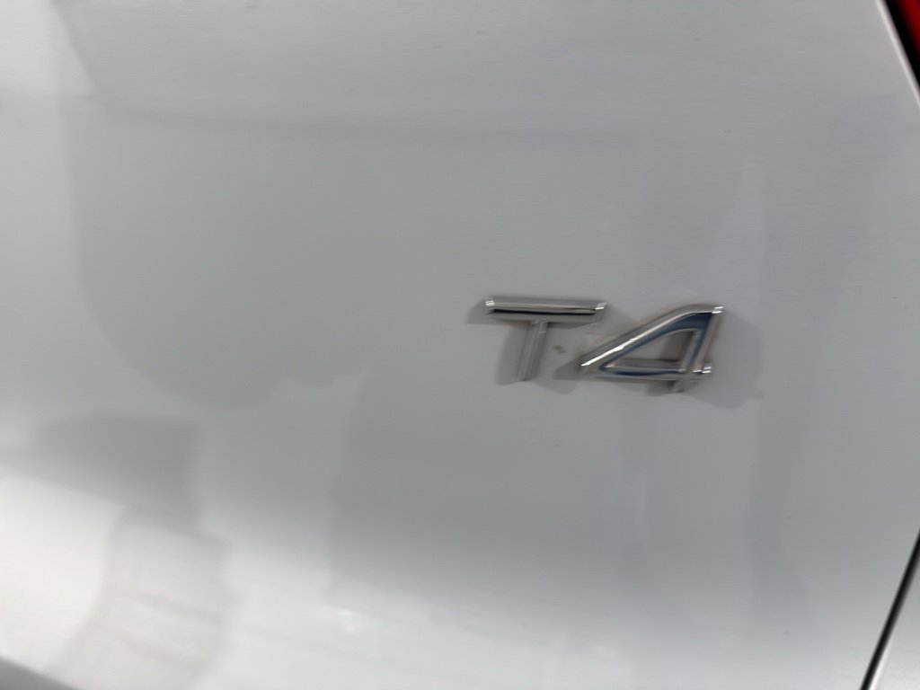 Used 2020 Volvo XC40 T4 Momentum image 9