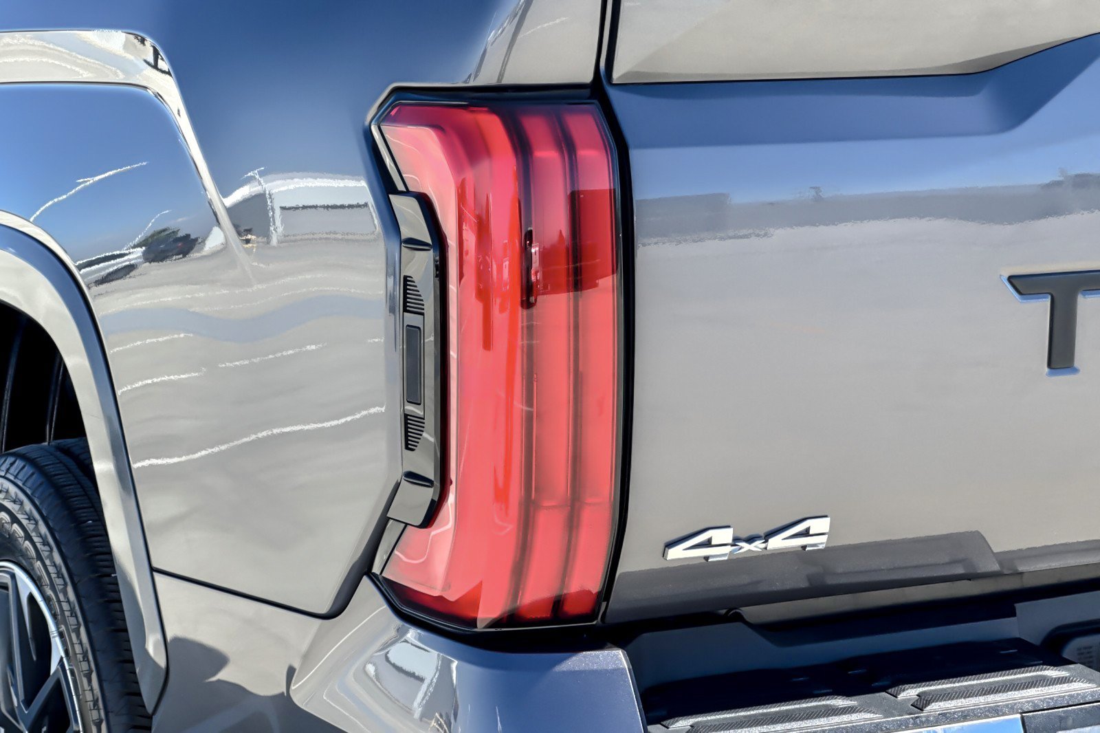 Used 2025 Toyota Tundra Limited AWD/4WD image 25