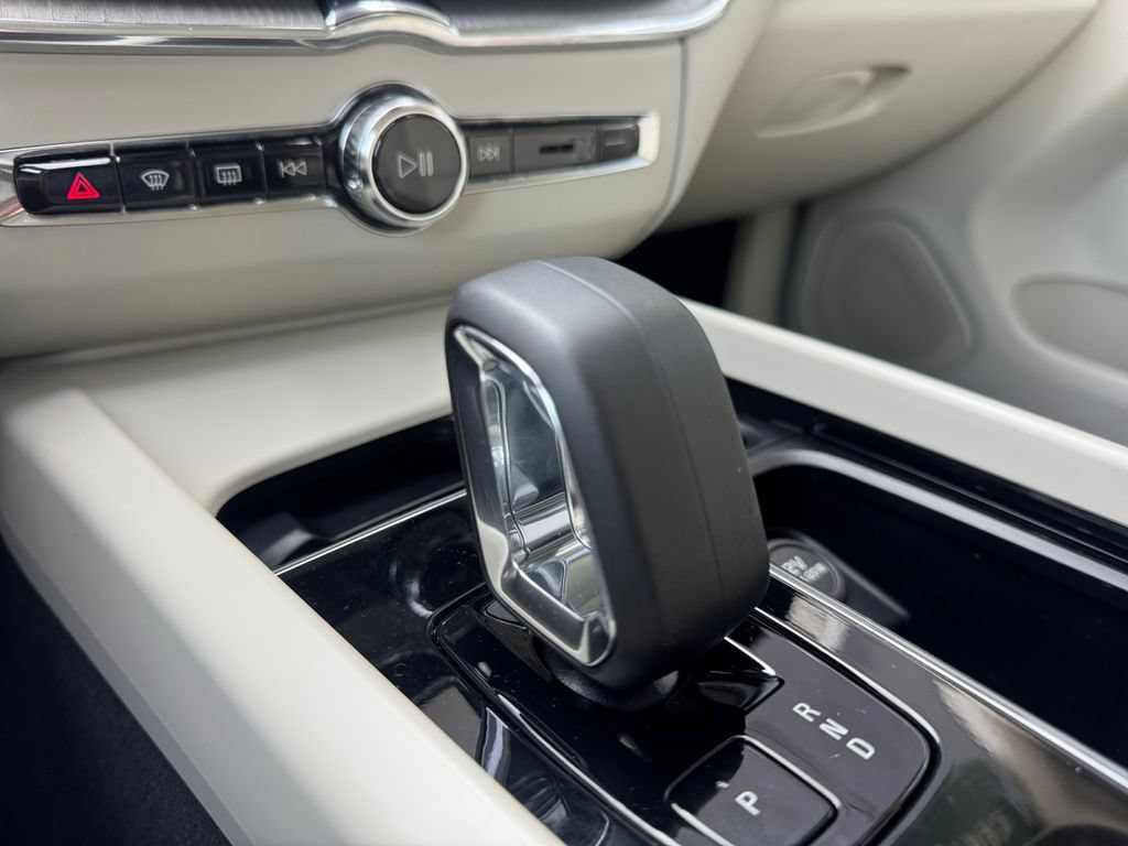 Certified 2024 Volvo XC60 B5 Plus w/ Climate Package AWD/4WD image 17