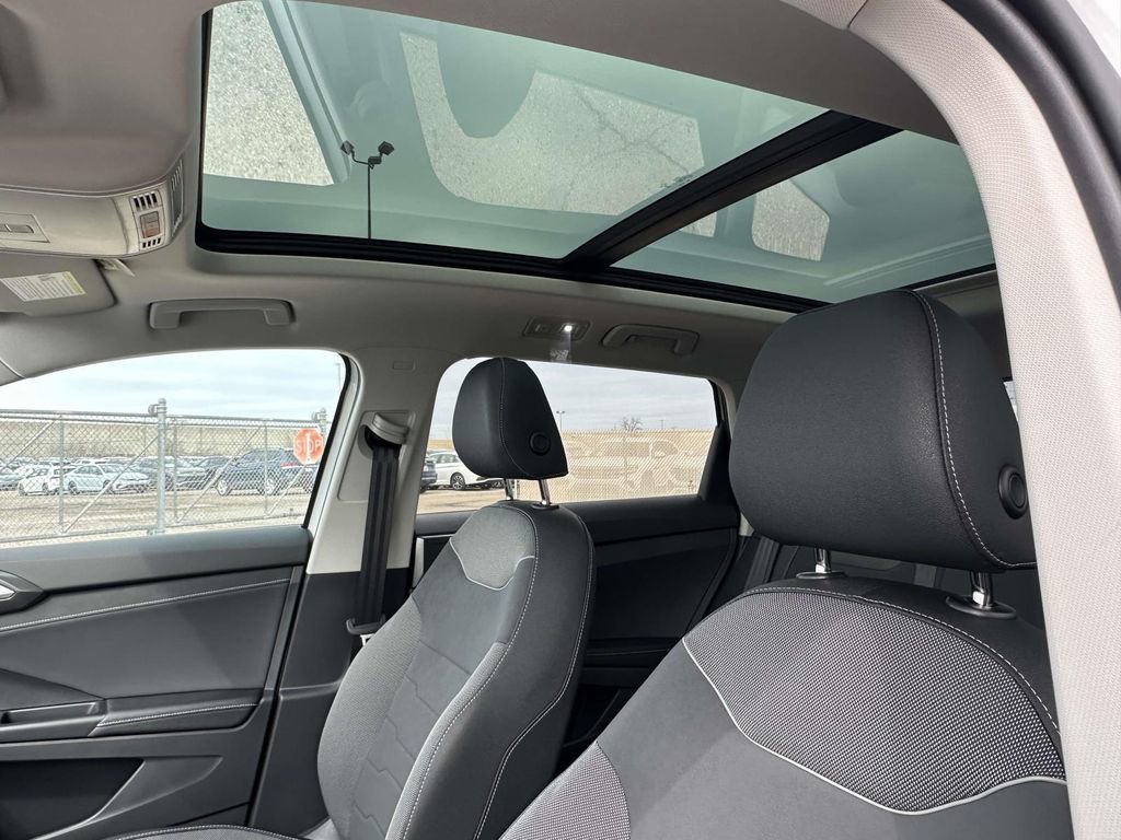 New 2025 Volkswagen Taos SE FWD image 15