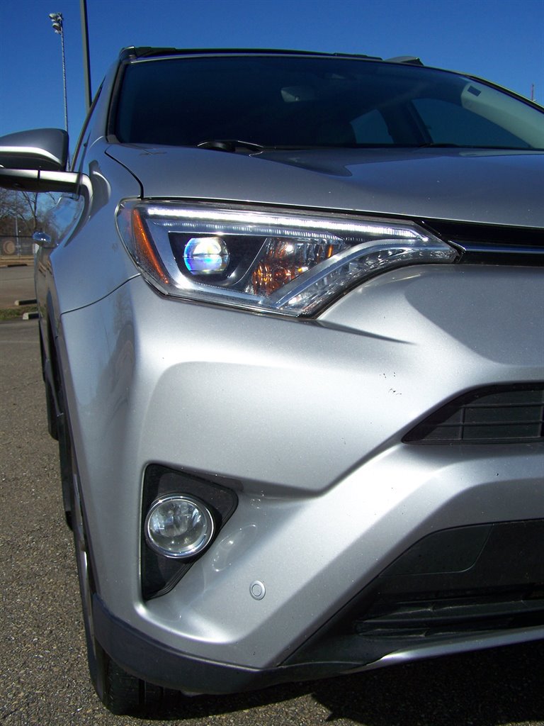 Used 2018 Toyota RAV4 Limited FWD image 32