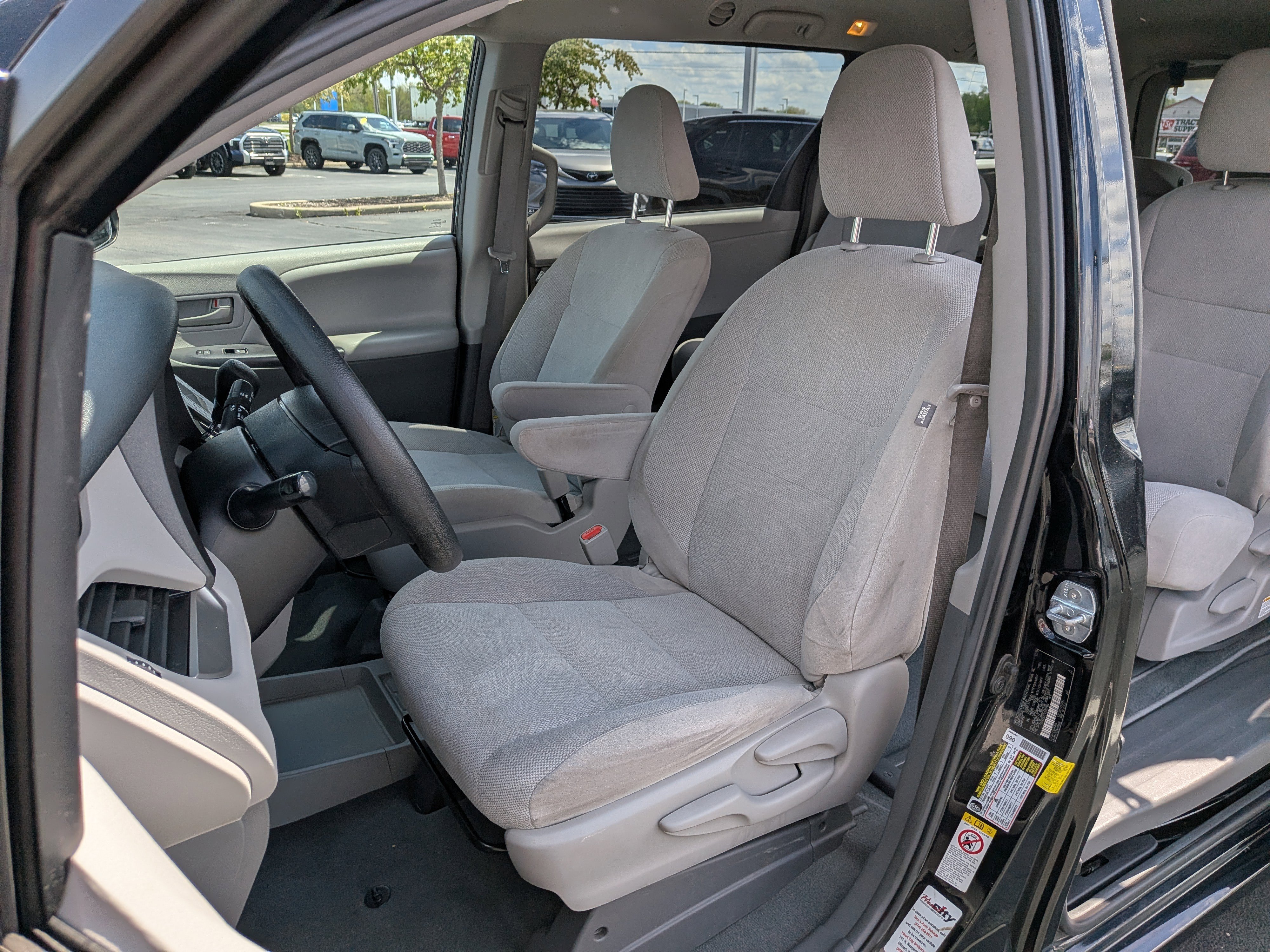 Used 2019 Toyota Sienna L w/ Carpet Mat Package FWD image 13