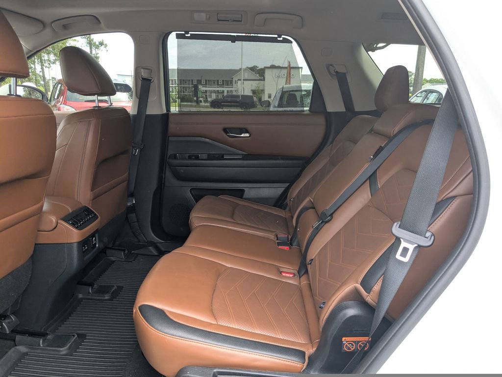 Used 2023 Nissan Pathfinder Platinum w/ Cargo Package image 12