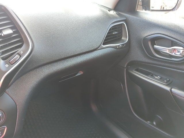 Used 2019 Jeep Cherokee Trailhawk w/ Cold Weather Group image 8