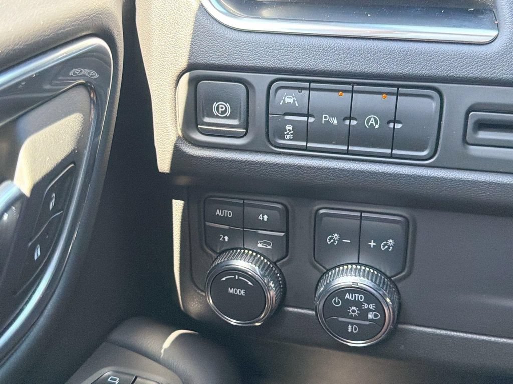 Used 2024 GMC Yukon SLT AWD/4WD image 16
