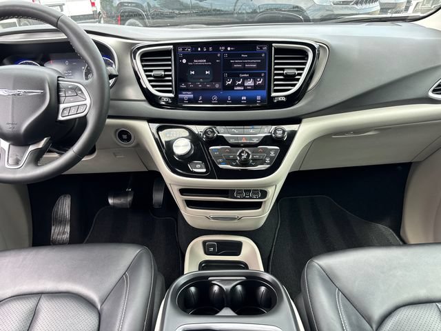 Used 2024 Chrysler Pacifica Touring-L FWD image 11