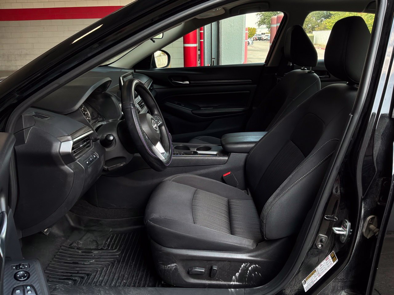 Used 2025 Nissan Altima 2.5 SV FWD image 10