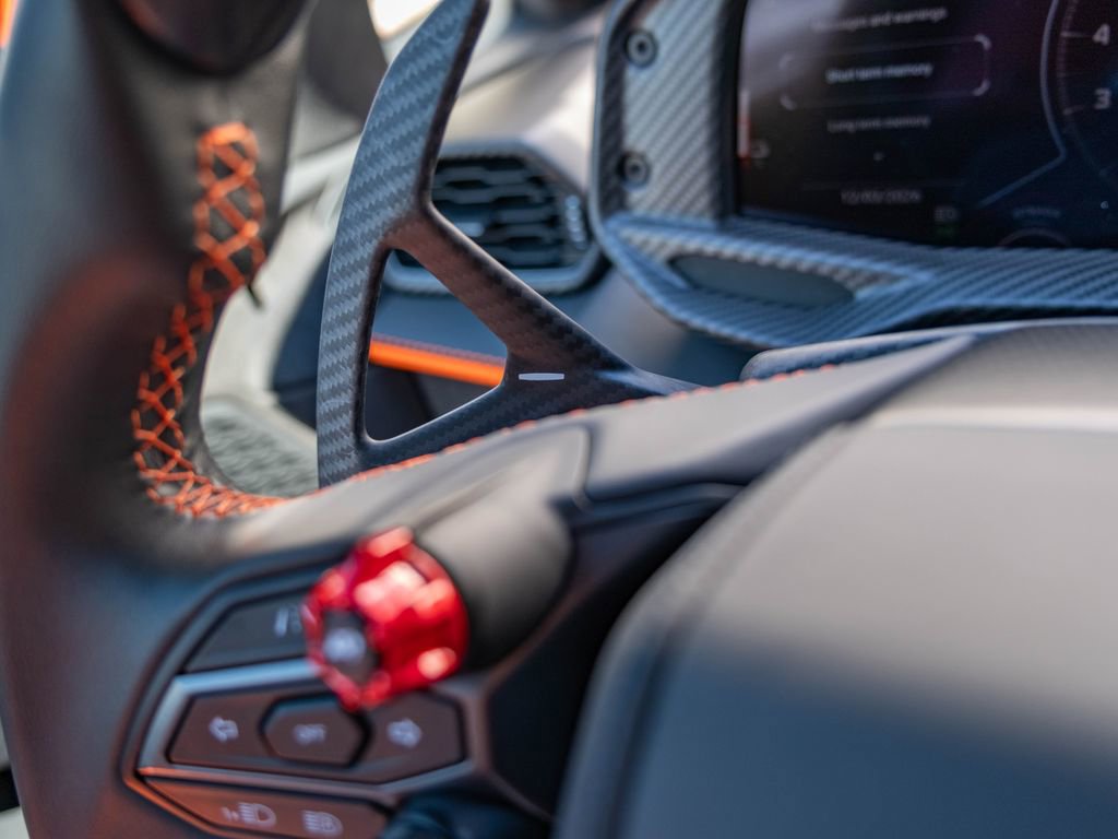 Used 2025 Lamborghini Revuelto image 14