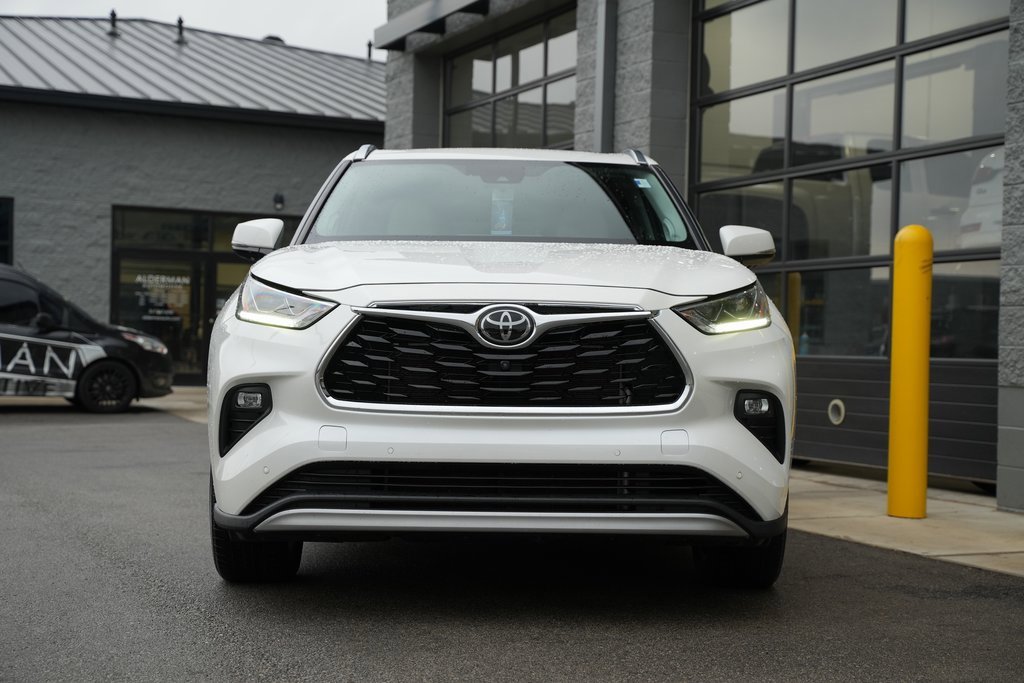Used 2021 Toyota Highlander Platinum image 2