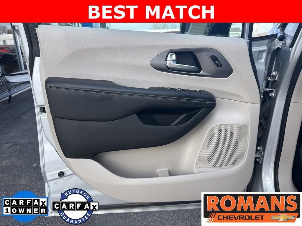 Used 2024 Chrysler Pacifica Touring-L FWD image 11