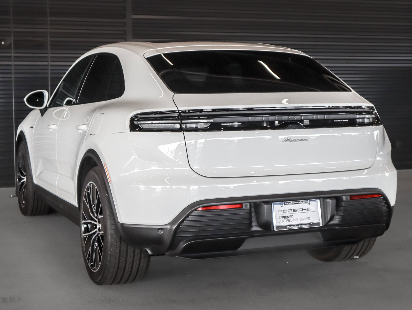 Used 2025 Porsche Macan Electric image 3