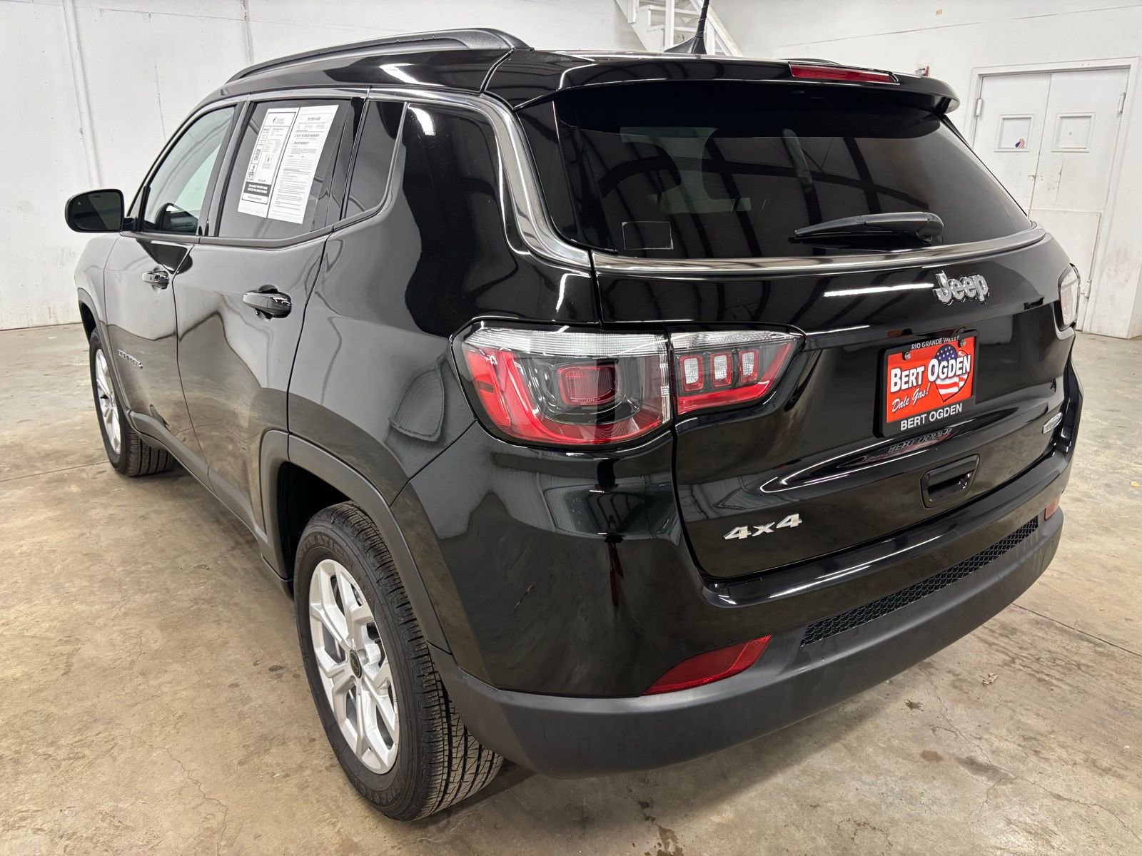 Used 2025 Jeep Compass Latitude AWD/4WD image 5