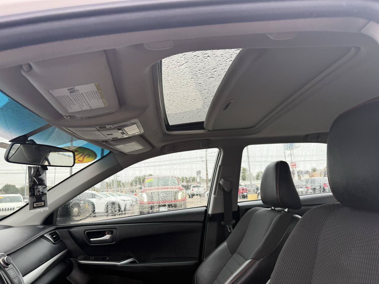Used 2017 Toyota Camry SE w/ Moonroof Package FWD image 22