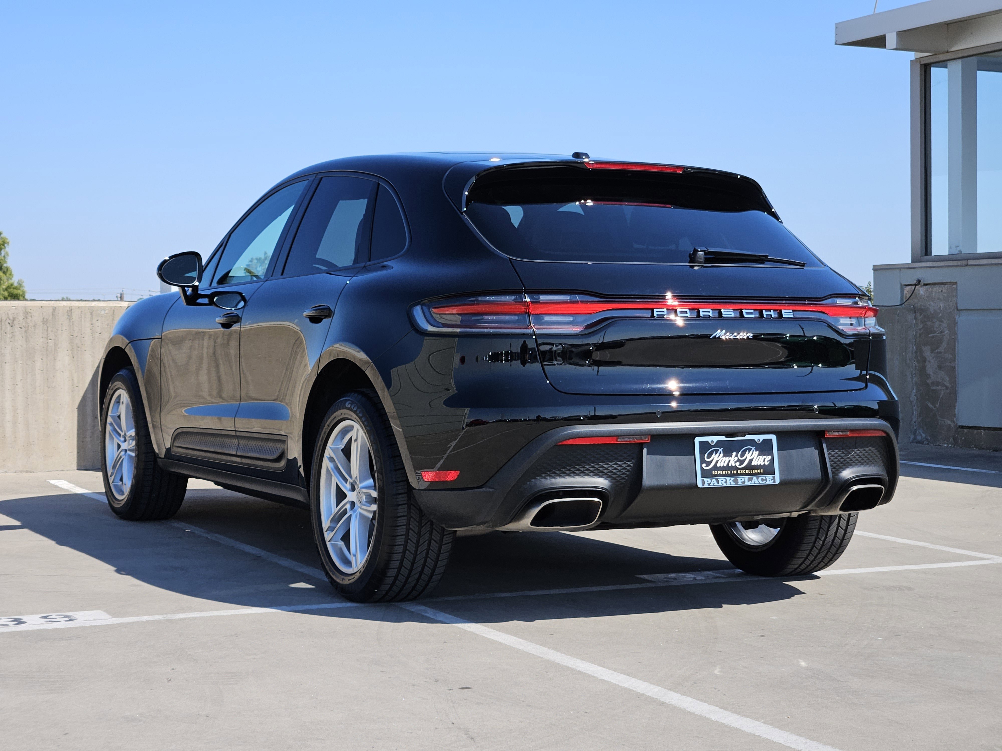 Certified 2025 Porsche Macan image 3