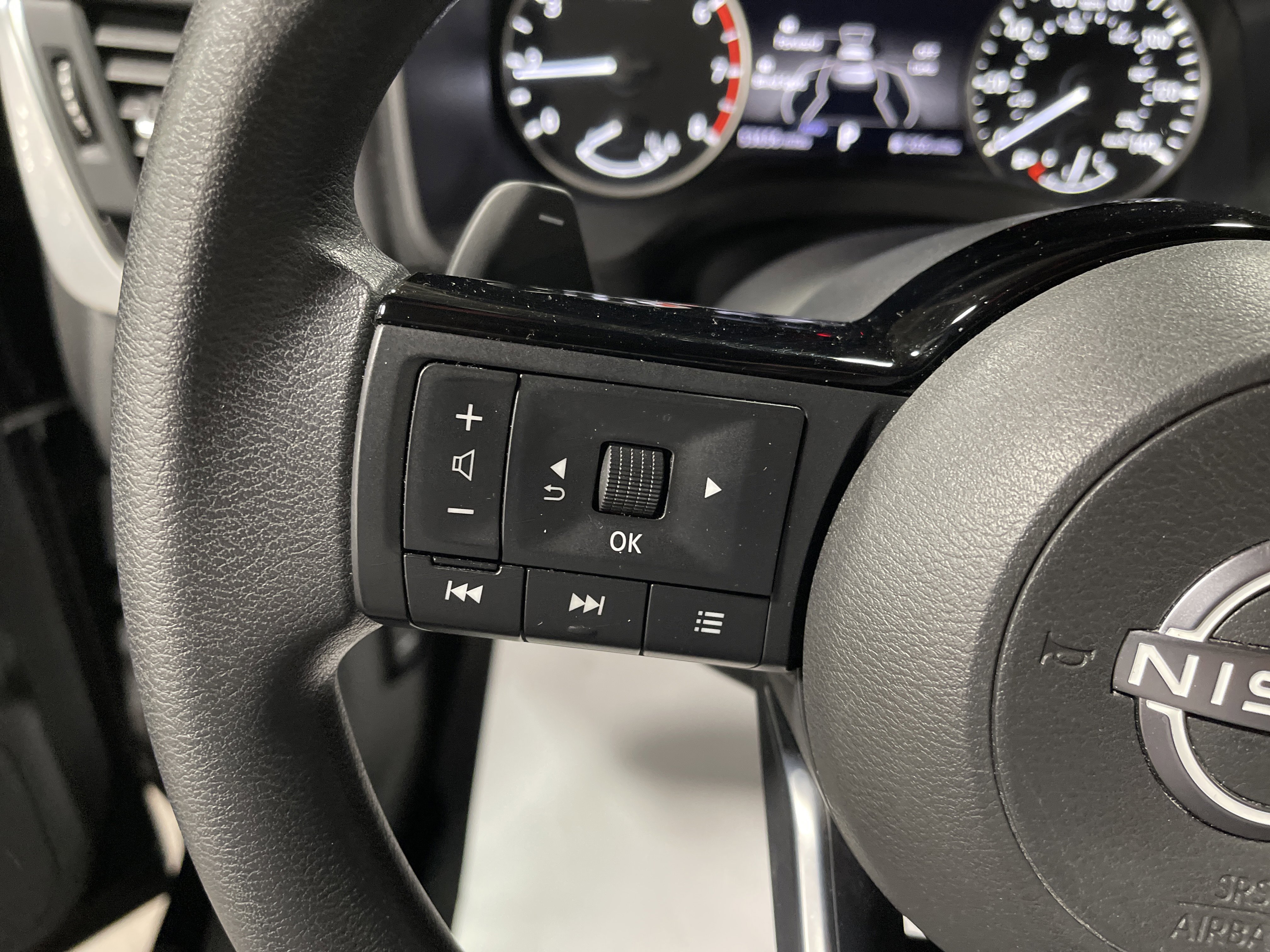 Used 2023 Nissan Rogue SV image 18