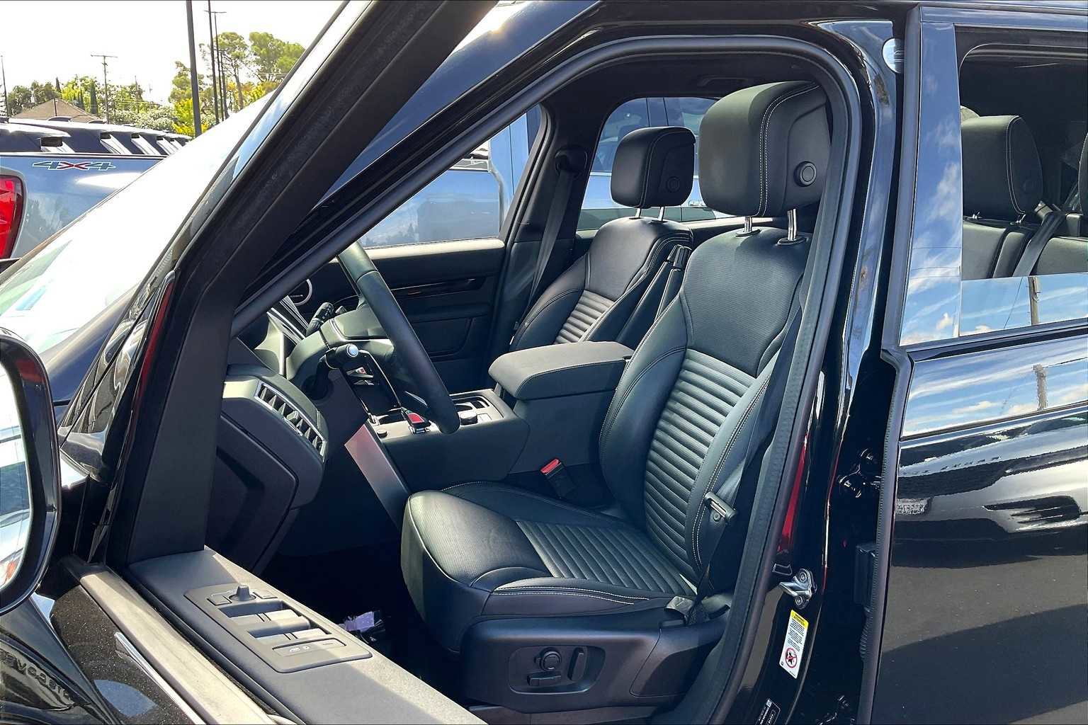 Used 2025 Land Rover Discovery S image 28